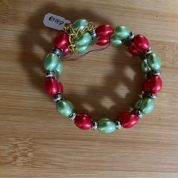 Hand Crafted Pearl Cuff Bracelet Red Green Gold Button Pearls Gold Chain Medium - Picture 3 of 6